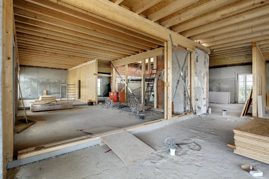 Innensanierung eines Altbaus mit sichtbarem Holz- und Mauerwerk