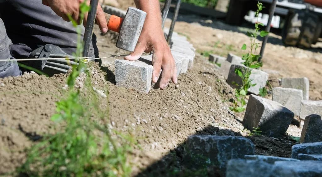 Verlegung von Natursteinen bei der Gartengestaltung